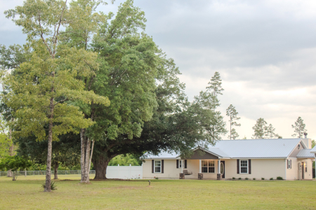Private Country Paradise with Pond, Pool & Acreage in Cottondale - image 1