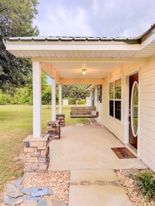 Private Country Paradise with Pond, Pool & Acreage in Cottondale - image 4