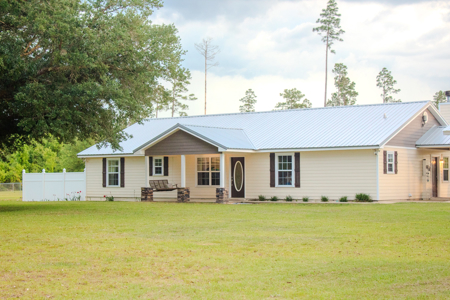 Private Country Paradise with Pond, Pool & Acreage in Cottondale - image 2