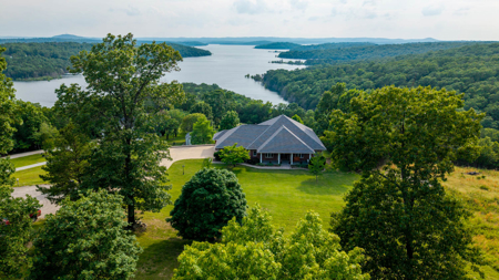 Lake House for Sale in the Ozarks - image 3