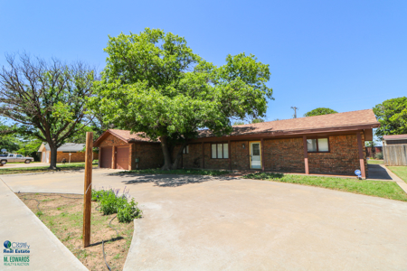 Super SPACIOUS Home in Earth TX! Look at this BACKYARD! - image 2