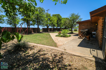 Super SPACIOUS Home in Earth TX! Look at this BACKYARD! - image 14