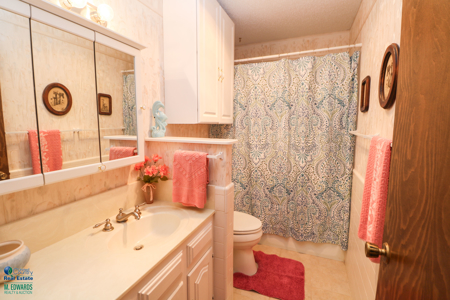Super SPACIOUS Home in Earth TX! Look at this BACKYARD! - image 10