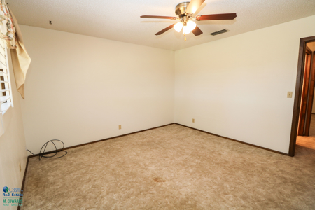 Super SPACIOUS Home in Earth TX! Look at this BACKYARD! - image 9