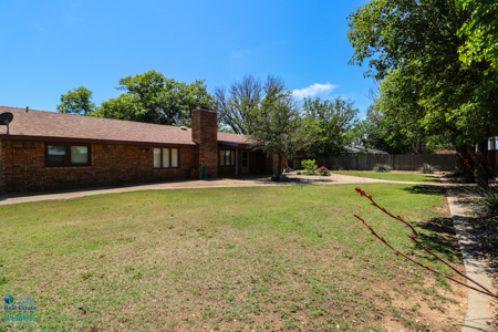 Super SPACIOUS Home in Earth TX! Look at this BACKYARD! - image 17