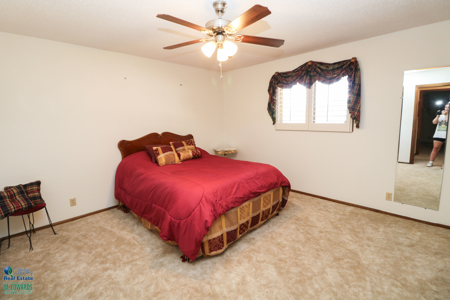 Super SPACIOUS Home in Earth TX! Look at this BACKYARD! - image 11