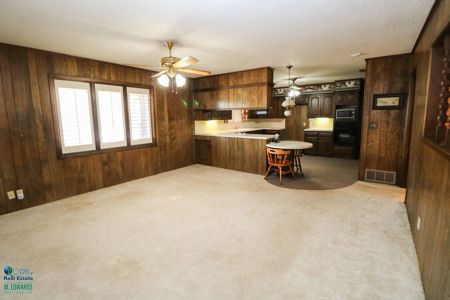 Super SPACIOUS Home in Earth TX! Look at this BACKYARD! - image 3