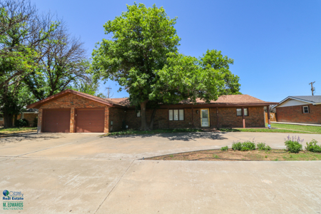 Super SPACIOUS Home in Earth TX! Look at this BACKYARD! - image 1
