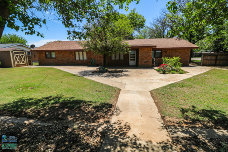 Super SPACIOUS Home in Earth TX! Look at this BACKYARD! - image 16