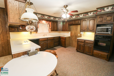 Super SPACIOUS Home in Earth TX! Look at this BACKYARD! - image 5