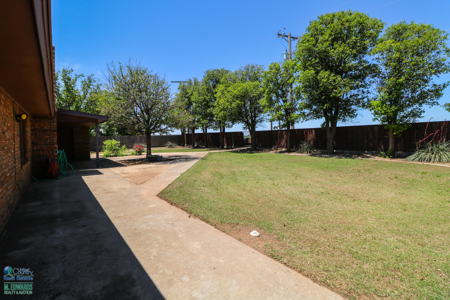 Super SPACIOUS Home in Earth TX! Look at this BACKYARD! - image 19