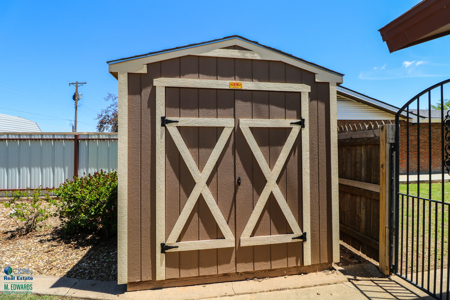 Super SPACIOUS Home in Earth TX! Look at this BACKYARD! - image 18