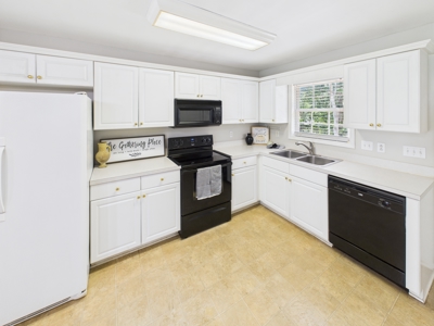 Brick/Vinyl Townhome for Sale in Hickory, NC! - image 9