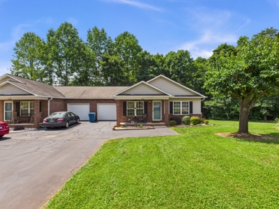 Brick/Vinyl Townhome for Sale in Hickory, NC! - image 5