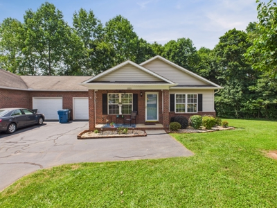 Brick/Vinyl Townhome for Sale in Hickory, NC! - image 4