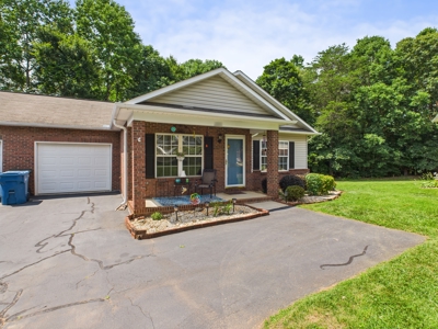 Brick/Vinyl Townhome for Sale in Hickory, NC! - image 3