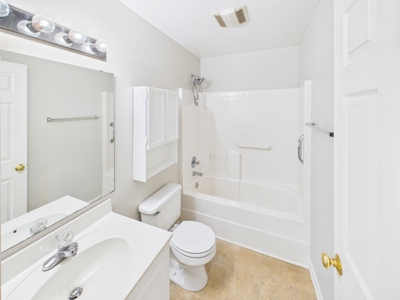 Brick/Vinyl Townhome for Sale in Hickory, NC! - image 11