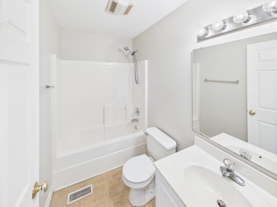 Brick/Vinyl Townhome for Sale in Hickory, NC! - image 15