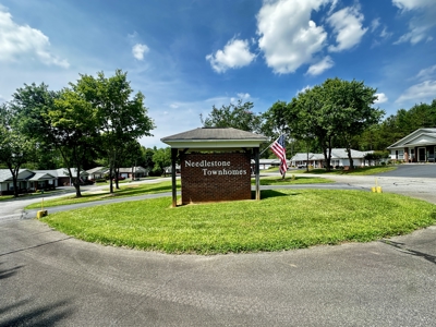 Brick/Vinyl Townhome for Sale in Hickory, NC! - image 2