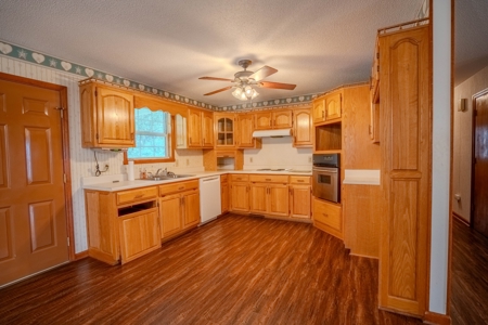 Country Home and 5 +/- Acres Lawrenceburg Tennessee - image 23