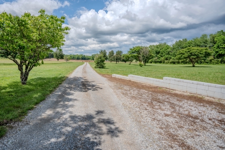 Country Home and 5 +/- Acres Lawrenceburg Tennessee - image 5