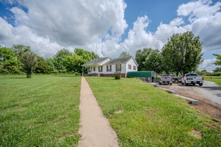 Country Home and 5 +/- Acres Lawrenceburg Tennessee - image 9