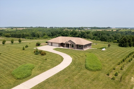 Luxurious Executive Compound for Sale in Southwest Wisconsin - image 6