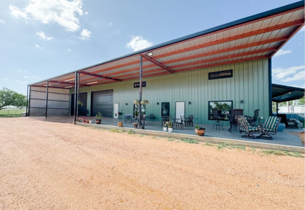 High-End Barndominium on 288 Acres in Central Texas - image 2