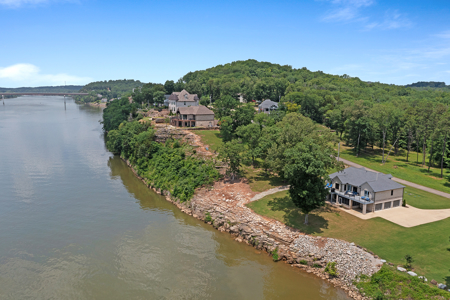 Open Concept Fully Furnished Tennessee Riverfront Home for Sale - image 3