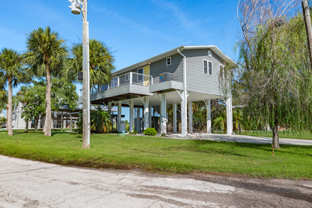 Suwannee Waterfront Home For Sale in Florida - image 6