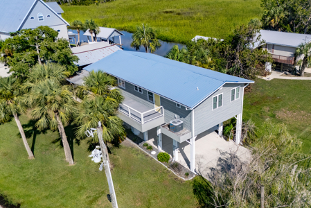 Suwannee Waterfront Home For Sale in Florida - image 3