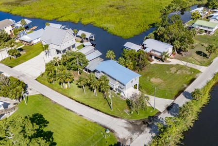 Suwannee Waterfront Home For Sale in Florida - image 15