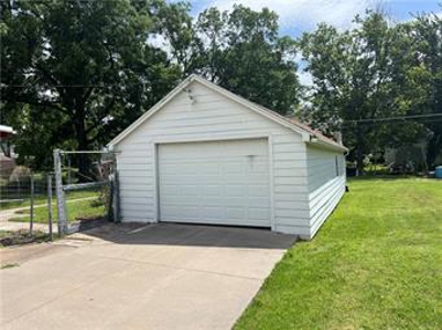 Charming Home for Sale in Iola, Kansas - image 3