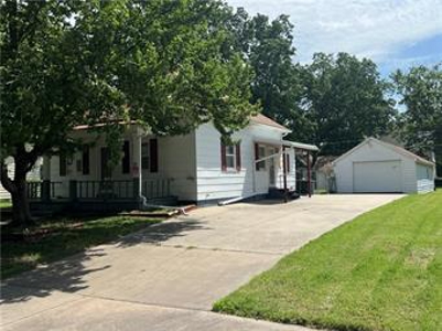 Charming Home for Sale in Iola, Kansas - image 2