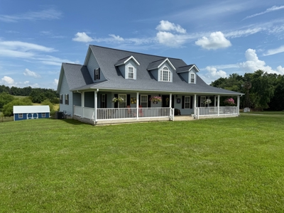 Spacious Country Living on 19+ Acres! - image 1