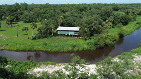Beautiful secluded Creekside Stilt Cabin in Arcadia, Florida! - image 1