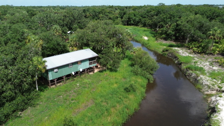 Beautiful secluded Creekside Stilt Cabin in Arcadia, Florida! - image 2