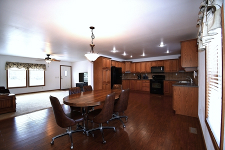 One-Level Living Near the Golf Course - image 4