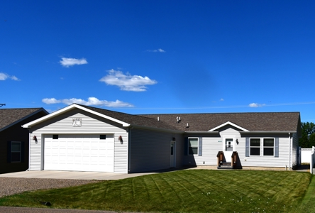 One-Level Living Near the Golf Course - image 1