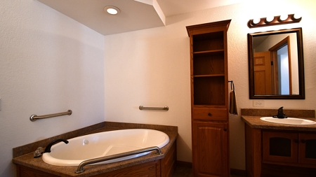 One-Level Living Near the Golf Course - image 9