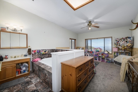 Vacaville, CA Mountaintop 160 Acre Off Grid 4 Bed /3 Bath Home - image 19