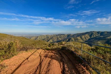 Vacaville, CA Mountaintop 160 Acre Off Grid 4 Bed /3 Bath Home - image 24