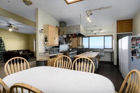 Vacaville, CA Mountaintop 160 Acre Off Grid 4 Bed /3 Bath Home - image 9