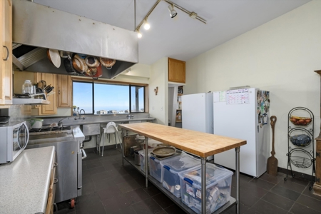 Vacaville, CA Mountaintop 160 Acre Off Grid 4 Bed /3 Bath Home - image 11