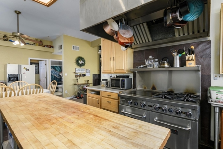 Vacaville, CA Mountaintop 160 Acre Off Grid 4 Bed /3 Bath Home - image 10