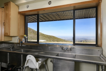 Vacaville, CA Mountaintop 160 Acre Off Grid 4 Bed /3 Bath Home - image 12