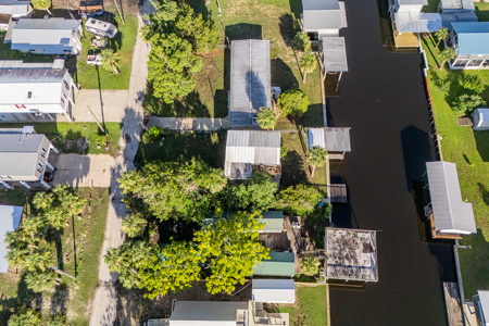 Canal Front Home For Sale in Suwannee, FL - image 22