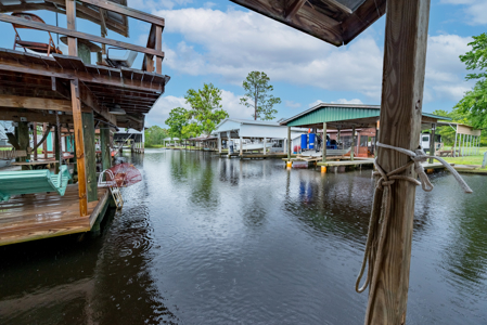 Canal Front Home For Sale in Suwannee, FL - image 12