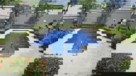 House in Coronado with a Pool and 1000m2 land close to the beach - image 7