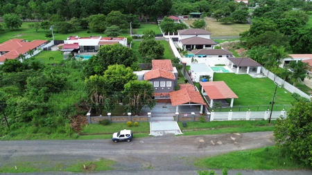 House in Coronado with a Pool and 1000m2 land close to the beach - image 3